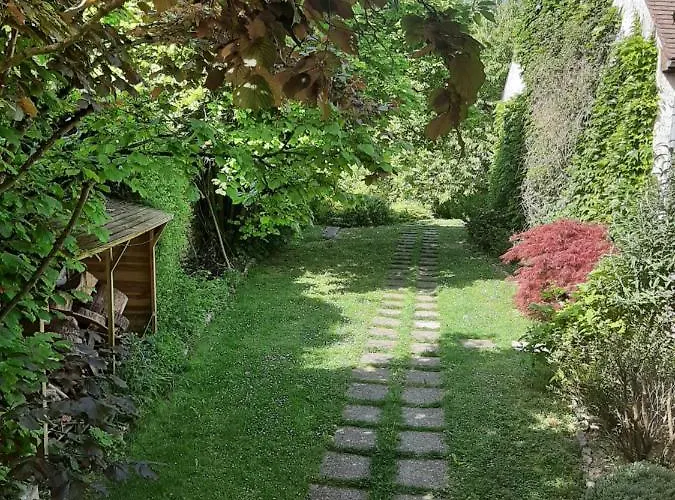 Au Perche Bed & Breakfast *